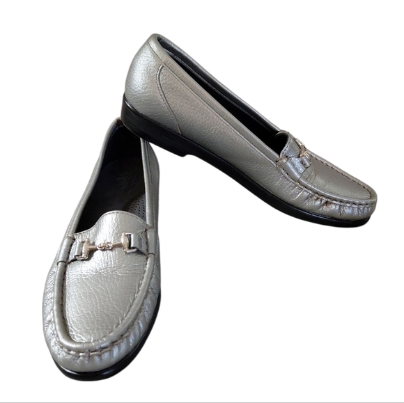 NEW SAS Metro Silver Slip On Tri-Pad Foot-Shape® Comfort Shoe Size 6.5 - Picture 1 of 10